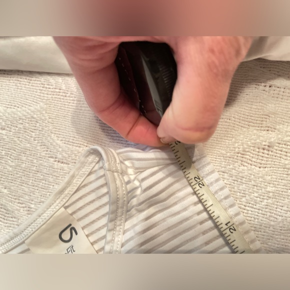 GAP Fit White Athletic Lightweight Curved Hem Muscle Tee Top Size Medium - Picture 7 of 7